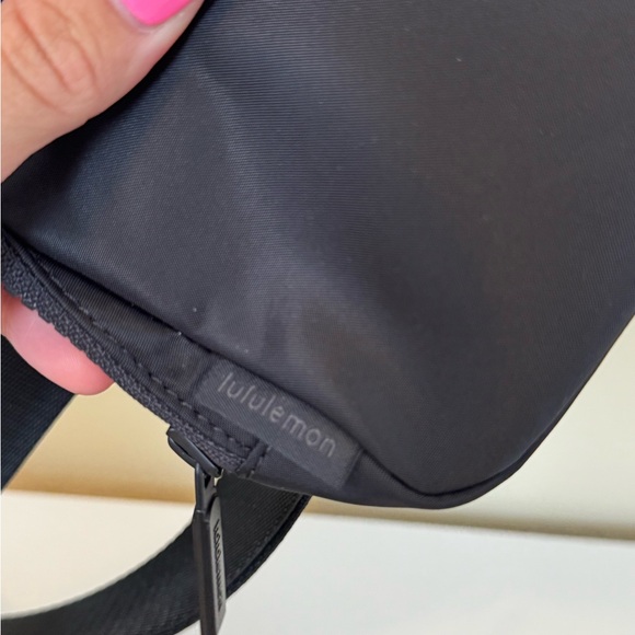 Lululemon everywhere belt bag with long strap - Picture 3 of 7